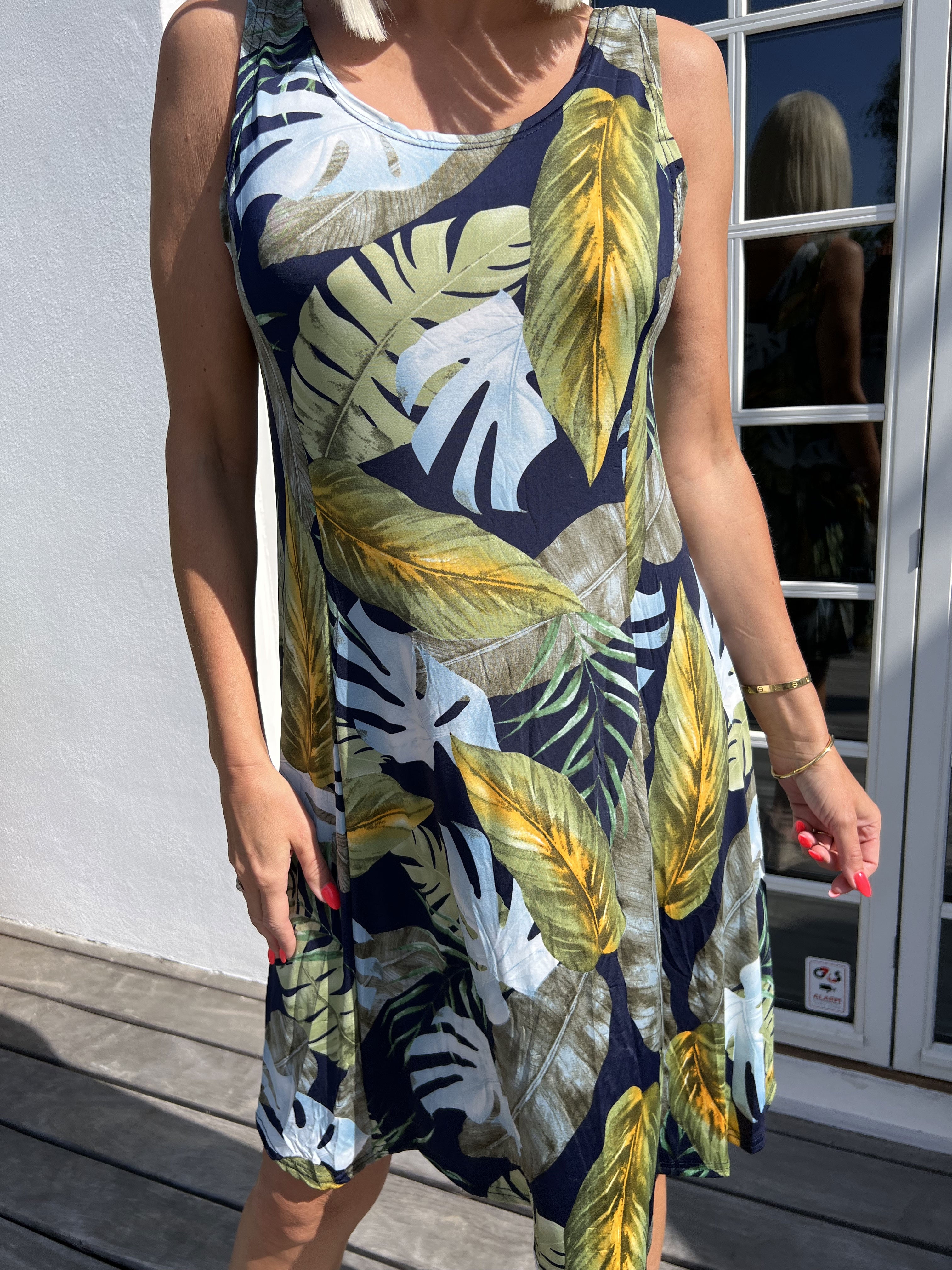 Maj Multi Leaf - Söt elastisk sommarklänning med mönster